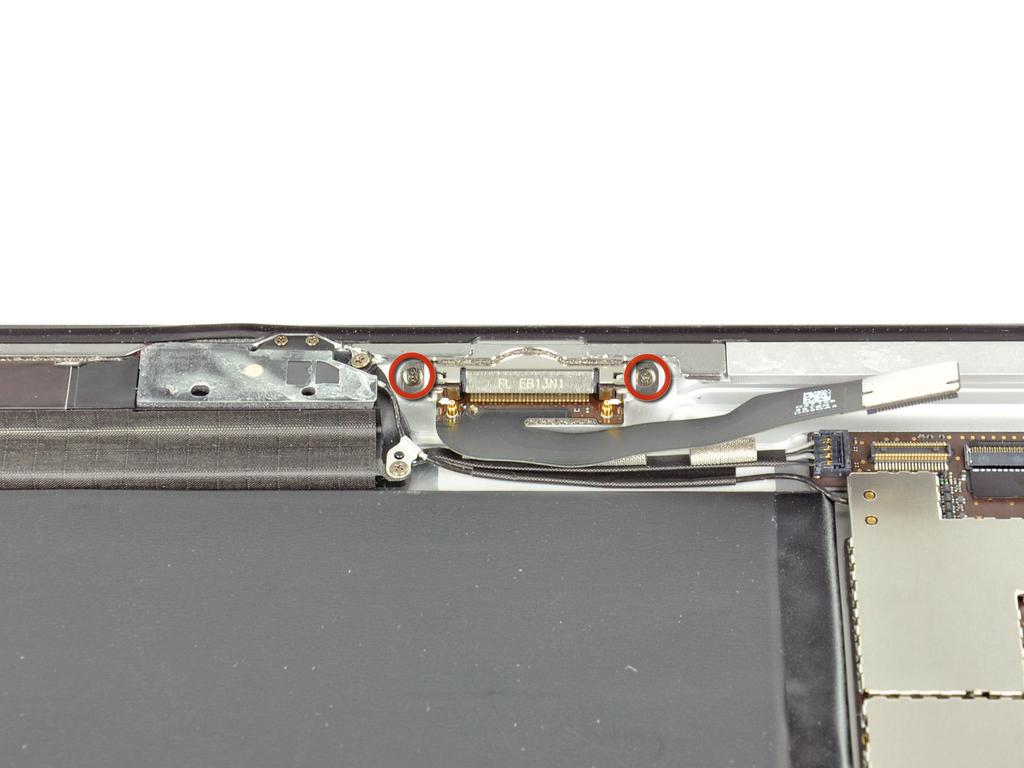 Paso 31 Retire los dos tornillos Phillips 2,0 mm que fijan el conector de la base de la caja posterior.