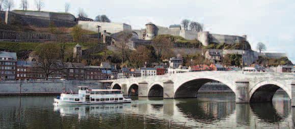 El fuerte, que domina la urbe valona desde lo alto de una imponente roca, recuerda a quienes recorren sus bastiones y subterráneos el papel estratégico y militar de Namur a lo largo de los siglos.