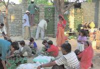 Arquitectos 186 (6) 20/4/09 12:46 Página 45 Actividades de lavandería, asentamiento informal de Dhobi Ghat, Ahmedabad, India Proceso participativo de construcción del Activity Centre, sede de la ONG