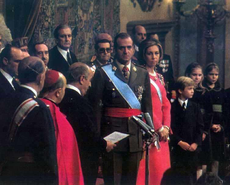 Juan Carlos inicia su reinado jurando fidelidad a las Leyes Fundamentales pero siendo rey de