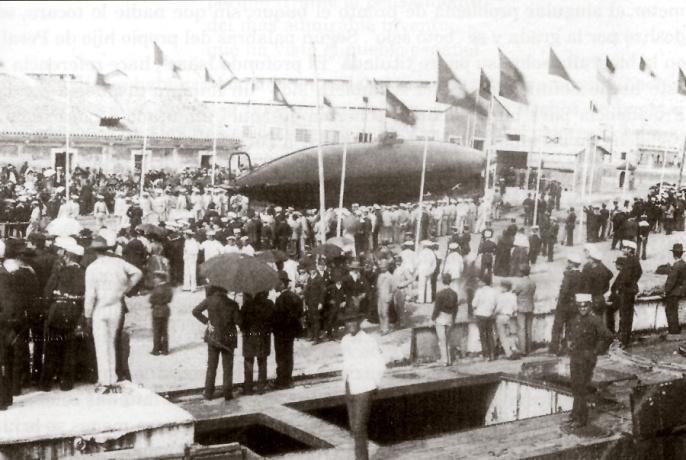 A la izquierda, una gran multitud de personas acude con entusiasmo a la botadura del Submarino Peral en Cádiz. A la derecha, un retrato del inventor.