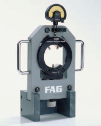 El instrumento de medición del círculo límite FAG MGI 21 mide el círculo inscrito de la corona de rodillos, a través de dos superficies templadas y rectificadas con precisión, una de las cuales es