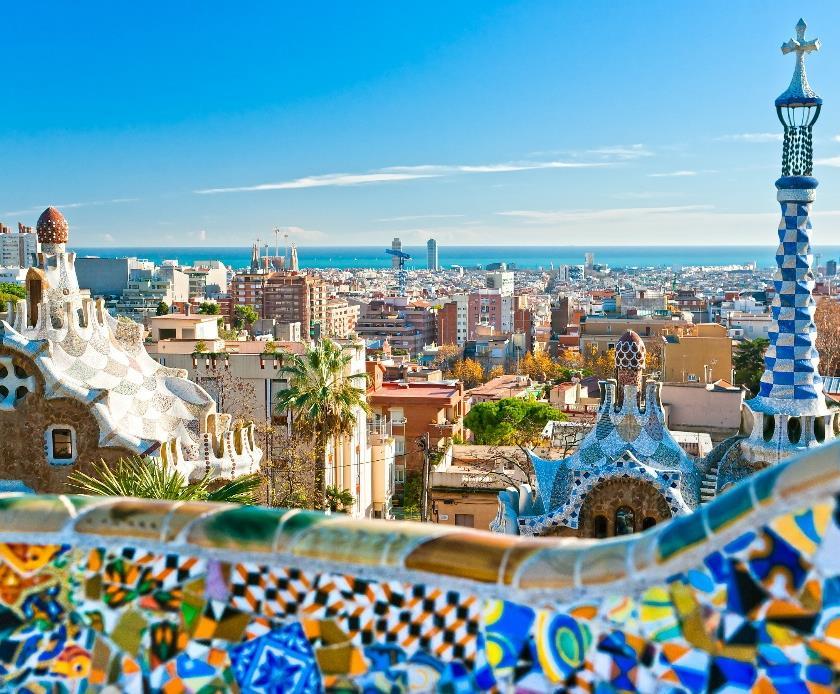 BARCELONA Barcelona es una ciudad monumental y turística, con multitud de recursos culturales para visitar, con grandes zonas de ocio, y que, además,