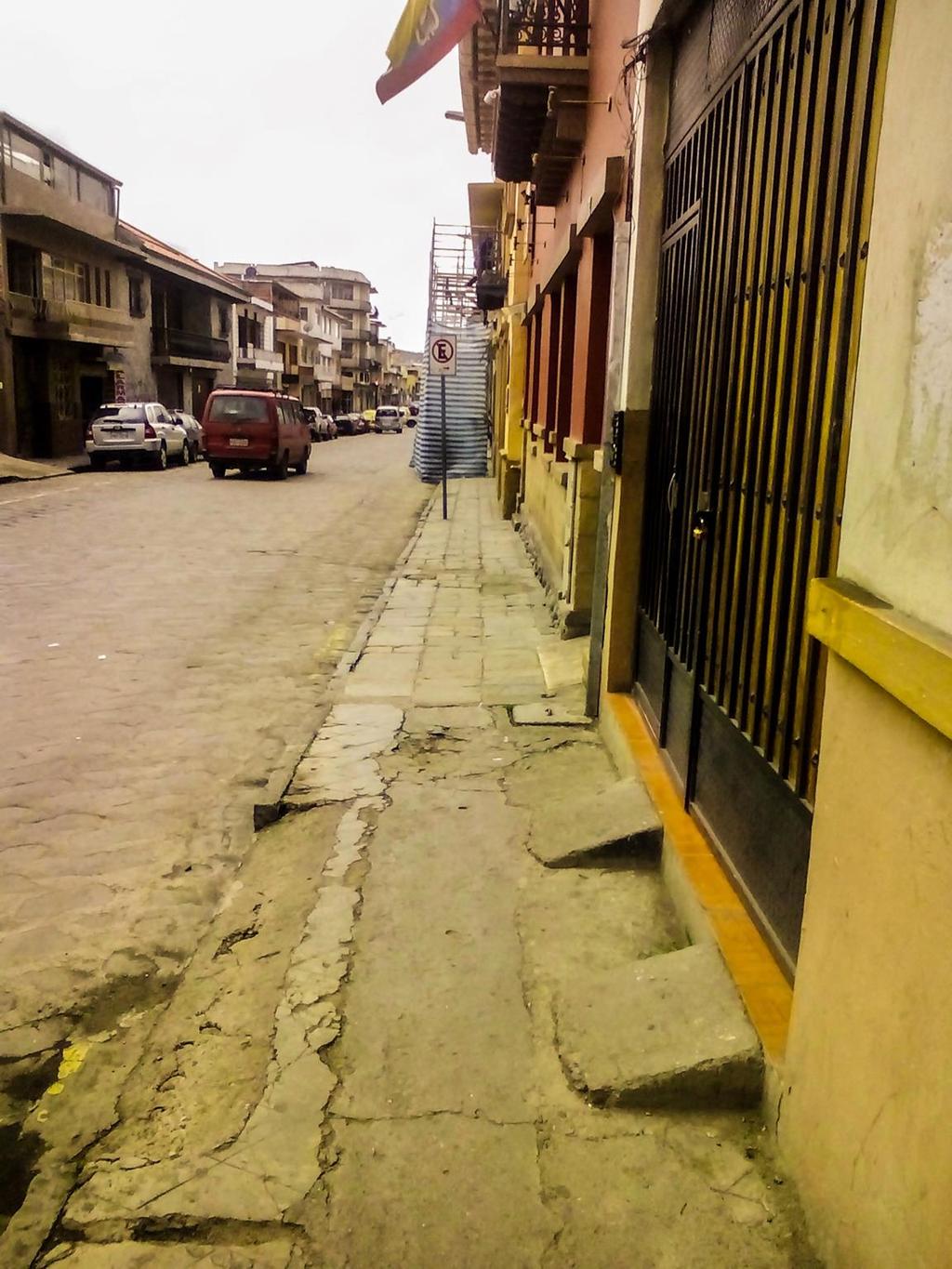 Es Cuenca una ciudad caminable? Tener aceras no es suficiente. Estas necesitan tener el ancho adecuado y estar libre de obstáculos temporales o permanentes.