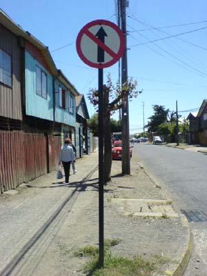 la prohibición de continuar circulando por calle Chillán,