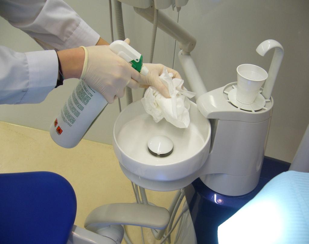 Unidad dental En cuanto a la escupidera, hacer que corra agua abundante agua, lavarse con