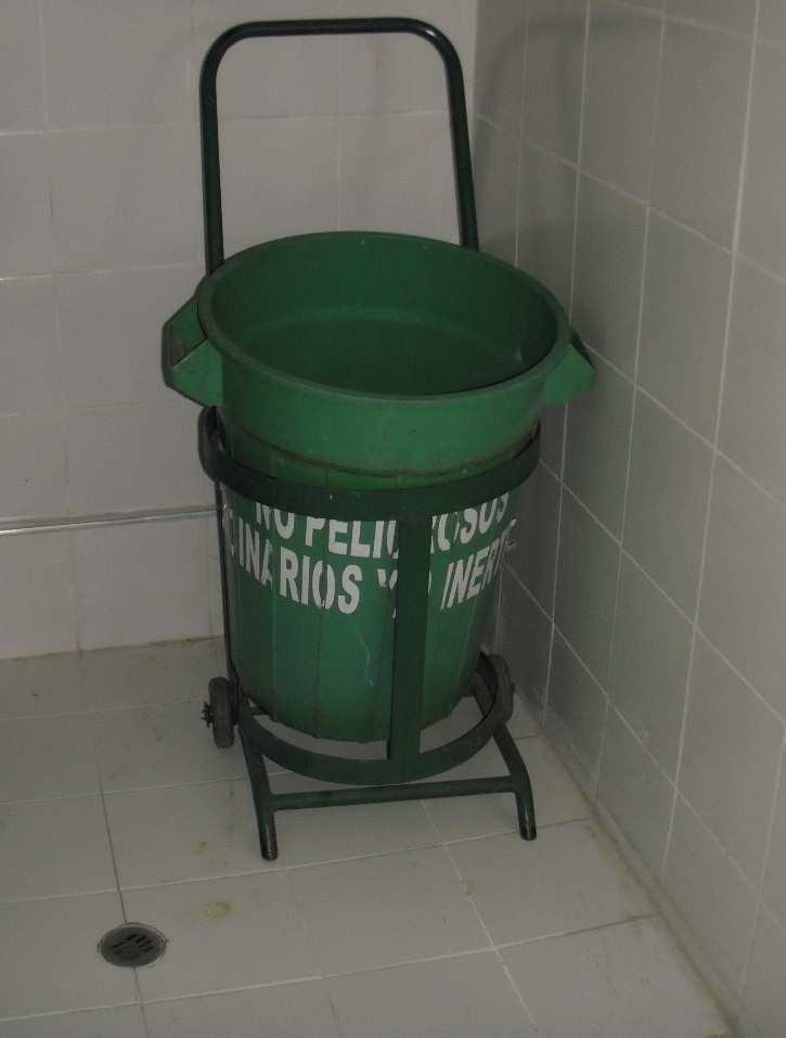 Los recipientes de residuos y el cuarto de almacenamiento, son lavados y desinfectados con Hipoclorito cada vez que se retiren las bolsas para mantener la higiene y evitar los focos de contaminación,