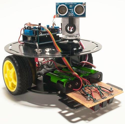 Actuadores: motores y mecanismos, para el movimiento del robot. Sensores: son los sentidos del robot.