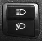 Interruptor de cambio de luz El interruptor de cambio de luz tiene 2 posiciones que son: Luz alta Luz baja CONTROLES Interruptor de intermitentes Cuando se oprime el interrutor de intermitentes,