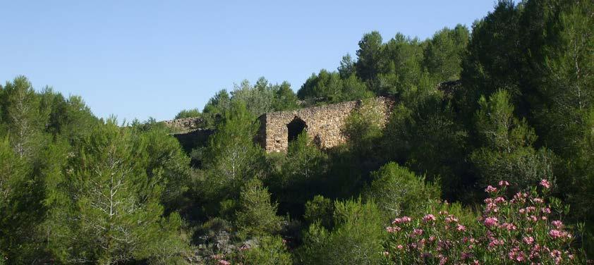 El comienzo de la sierra se encuentra en Fuente la Higuera, recorre la Vall d Albaida de forma paralela a la sierra de l ombria hasta llegar al macizo del Buscarró-Montdúver, en la vecina comarca de