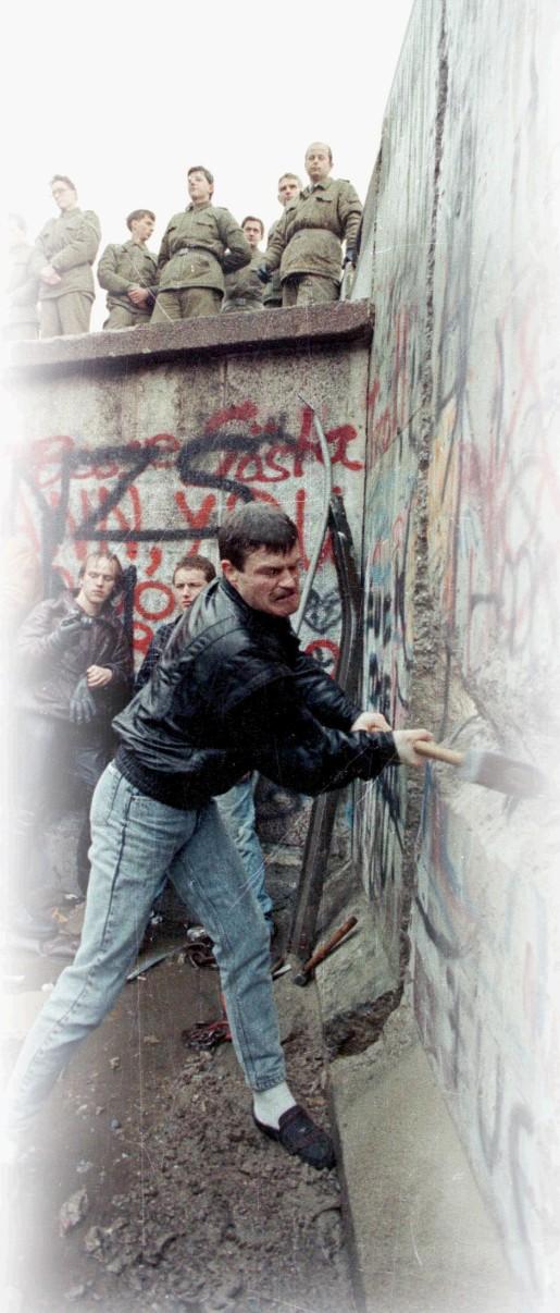 1989 Caída del Muro de Berlín y fin del comunismo Ayuda económica de la UE: programa Phare 1992 Criterios para que un país ingrese en la UE: democracia y Estado de derecho economía de mercado