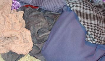 Textiles: la ropa usada y los restos de telas y tejidos pueden ser depositados también en distintos puntos.