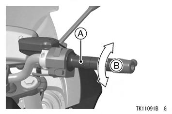 MANTENIMIENTO Y AJUSTES 109 Comprobación Compruebe que la holgura del puño del acelerador sea correcta girando el puño del acelerador hacia delante