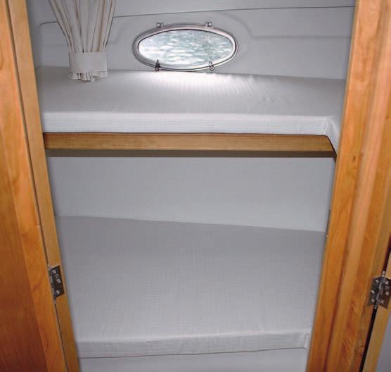 El mueble de la cocina se sitúa junto a la puerta de entrada, con lo que queda garantizada la ventilación, y cuenta con un gran equipamiento que permitirá hacer vida familiar a bordo, incluyendo una