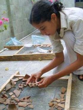 Figura 5. Antropóloga Rosa María Ramírez estudia cerámica recuperada de las excavaciones en Laguneta.