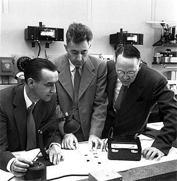 INTRODUCTION En abril de 1954 hubo una reunión en Washington en la que un grupo de selectos científicos se reunieron para escuchar algo nuevo: la voz y la música emitida por un transmisor de radio