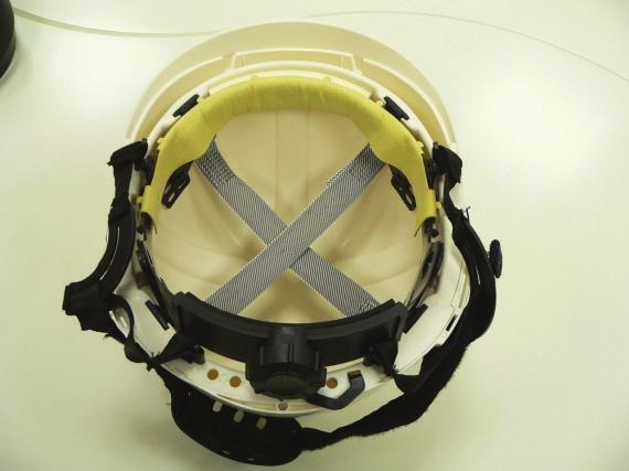 Casco de seguridad de uso industrial con orificios de ventilación Arnés: conjunto completo de elementos que constituyen un medio de mantener el casco en
