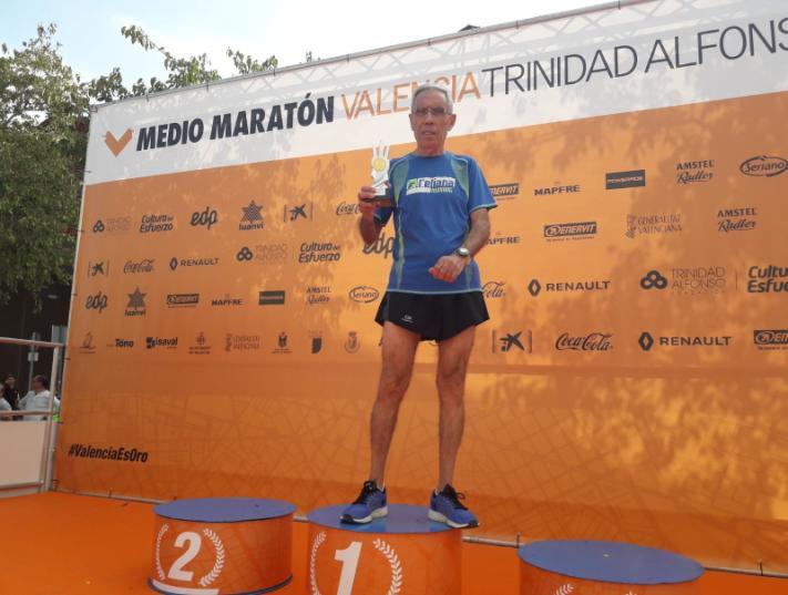 El atleta de 70 años Juan Martínez, del Club l Eliana Running, culmina su carrera en la Maratón de Valencia En la pasada Media