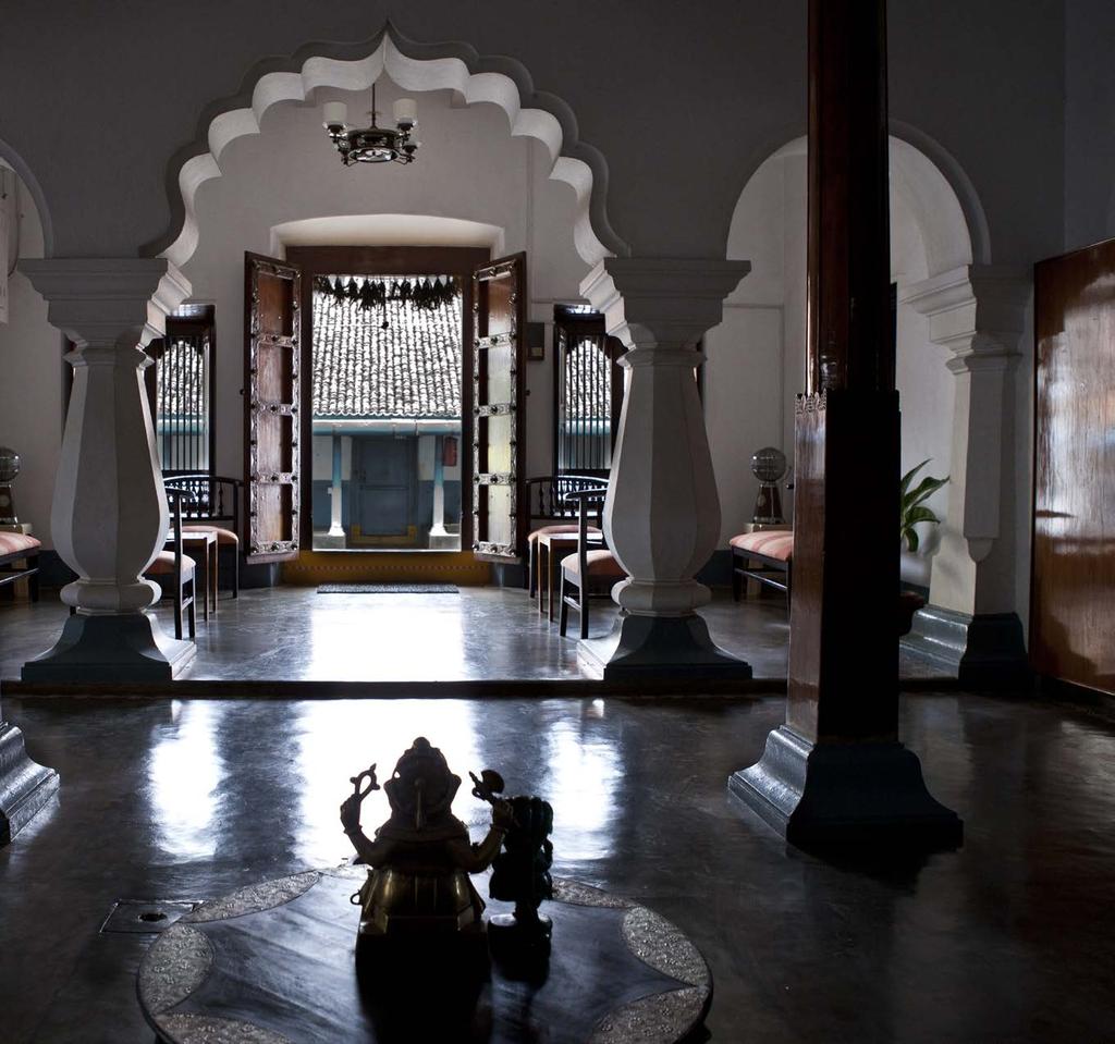 DIA 3 Delhi - Udaipur En nuestra mañana visitaremos el Templo de Loto, su diseño está inspirado en el loto y símbolo de la pureza que en la India se encuentra asociada a la adoración y la religión.