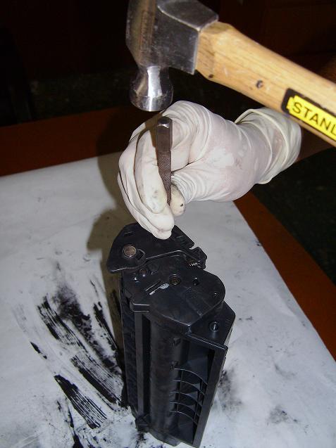Paso 18 Coloque la herramienta de saca pines en el pin metálico y con un martillo o una herramienta similar proceda a