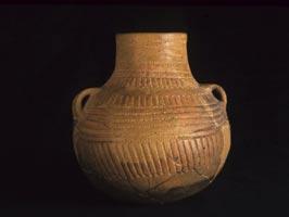 (situada en el extremo izquierda de la vitrina) - objeto representativo del Neolítico - elaboración y uso de la piedra - relacionar con el