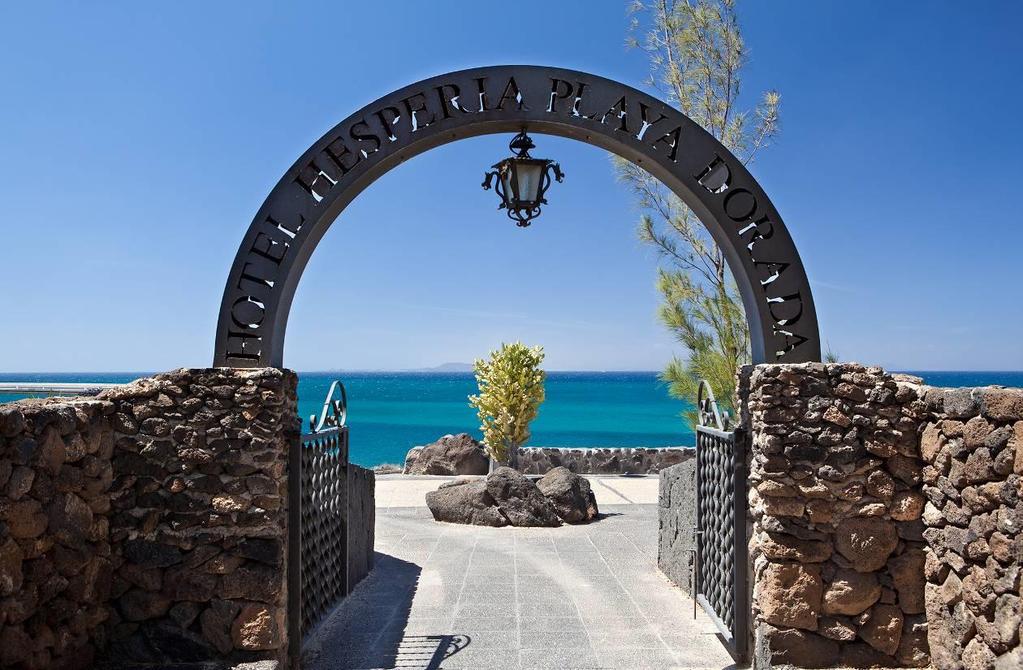 Introducción El Hotel Hesperia Playa Dorada alza sus cuatro estrellas frente a las playas de la Costa del Papagayo, en la isla de Lanzarote.