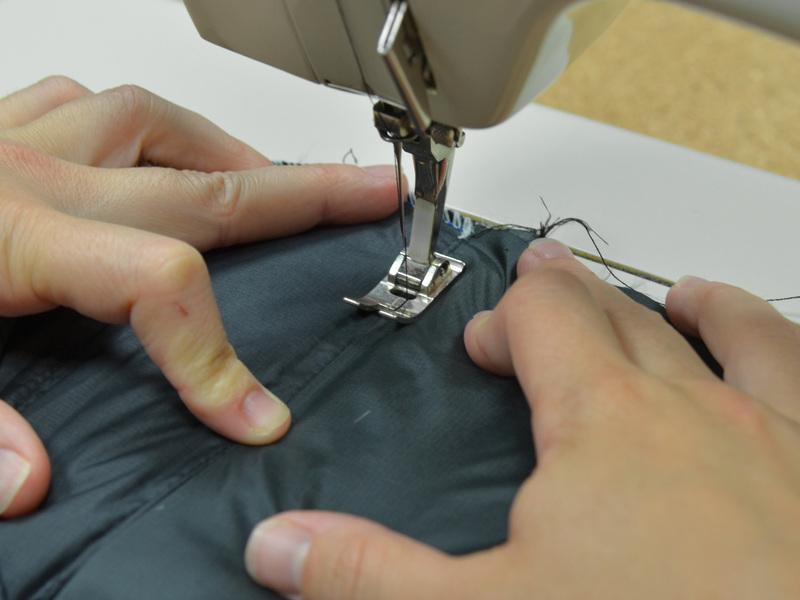 Usted será coser muy cerca del borde de la tapa, simplemente agarrar la tela.