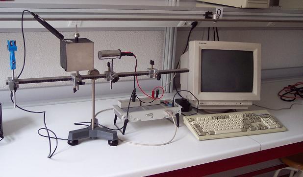 El registro de señales de los diferentes sensores se hace a través de la interface Cassy-Lab que envía los datos a un ordenador personal donde se registran y almacenan (ver anexo 1 con las