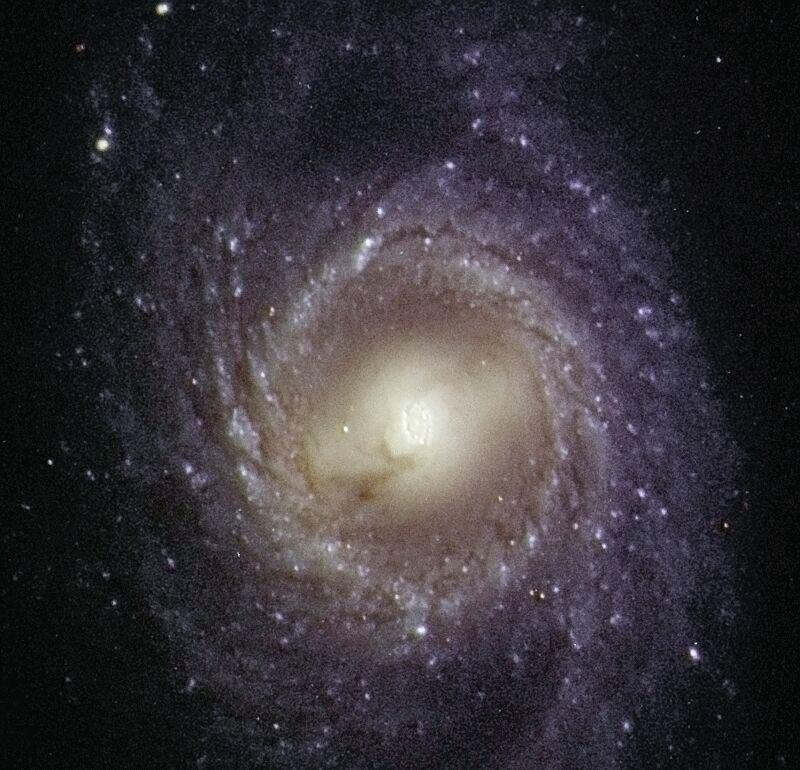 telescopio espacial Hubble (derecha) Núcleo de galaxia M95 en banda J Resultados científicos