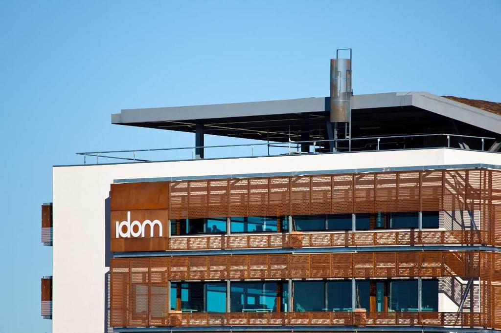 Figura 1. Edificio sede de IDOM en Madrid en el que se aprecian las protecciones solares en la cubierta y fachadas sur, y oeste del edificio.