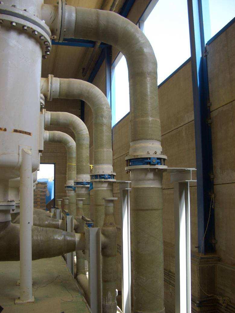 Los sistemas de tubería de PRFV en las plantas desalinizadoras Los principales usos de los sistemas de tuberías de PRFV en las desalinizadoras consisten en los siguientes puntos: Instalación de las