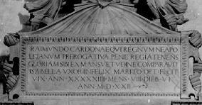 Làpida commemorativa «A Ramon de Cardona, qui en el bon govern del Regne de Nàpols amb autoritat gairebé reial es féu mereixedor de la glòria pel seu bon