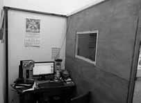 MÚSICA POPULAR Y SOCIEDAD Estudio casero de Ukhu Pacha Records de Cusco en 2011. A la derecha está la cabina de grabación con una ventana al productor y equipo.