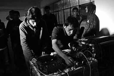 Luis Alvarado Raúl Gómez y Orlando Ramírez, integrantes del grupo Jardín, grandes exponentes de la música electrónica experimental en el Perú. (Foto: Héctor Delgado).
