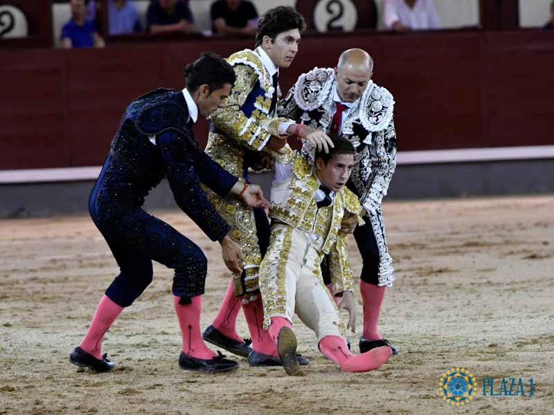 Borja Álvarez pechó con un novillo peligroso en primer lugar y el cuarto lo arrolló con el capote aunque luego con la muleta tuvo mayor nobleza.