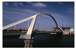 1 Ejemplos de puentes peatonales en materiales convencionales A continuación se muestran algunos ejemplos de puentes peatonales, fabricados en materiales convencionales pero que