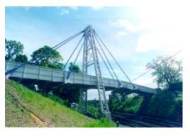 107 Figura 5-13: Puente Fiberlin- Kolding Debido a que el puente se dimensionó para soportar una carga de 500 Kg/m2, la estructura puede soportar el paso de vehículos quitanieves que pesen hasta 5000