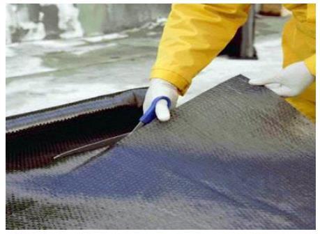 Para adherir los tejidos al soporte de hormigón se suelen utilizar resinas epoxi fluidas.