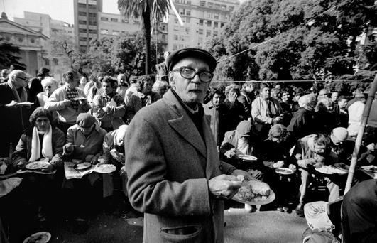Olla popular para jubilados en Plaza Lavalle, Buenos Aires, Argentina, 4 de junio de 1991.