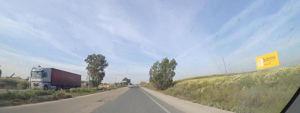 Foto 3: Paso de la carretera entre los PP.KK. 0+900 al 2+900, por el sentido ascendente. Vía de doble sentido, con dos carriles por sentido. Velocidad de circulación 80 Km/h.