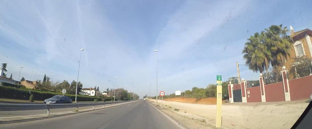Edificaciones de diversos usos diseminadas en el entorno. Foto 2: paso de la carretera a la altura de la urbanización Nueva Andalucía (P.K.
