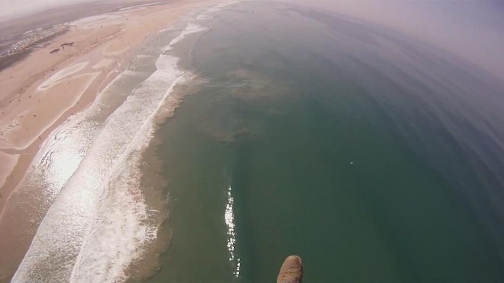 Imagen 25. Desde un parapente se podía observar claramente la formación de la corriente de resaca en una de las playas de Conil de la Frontera.