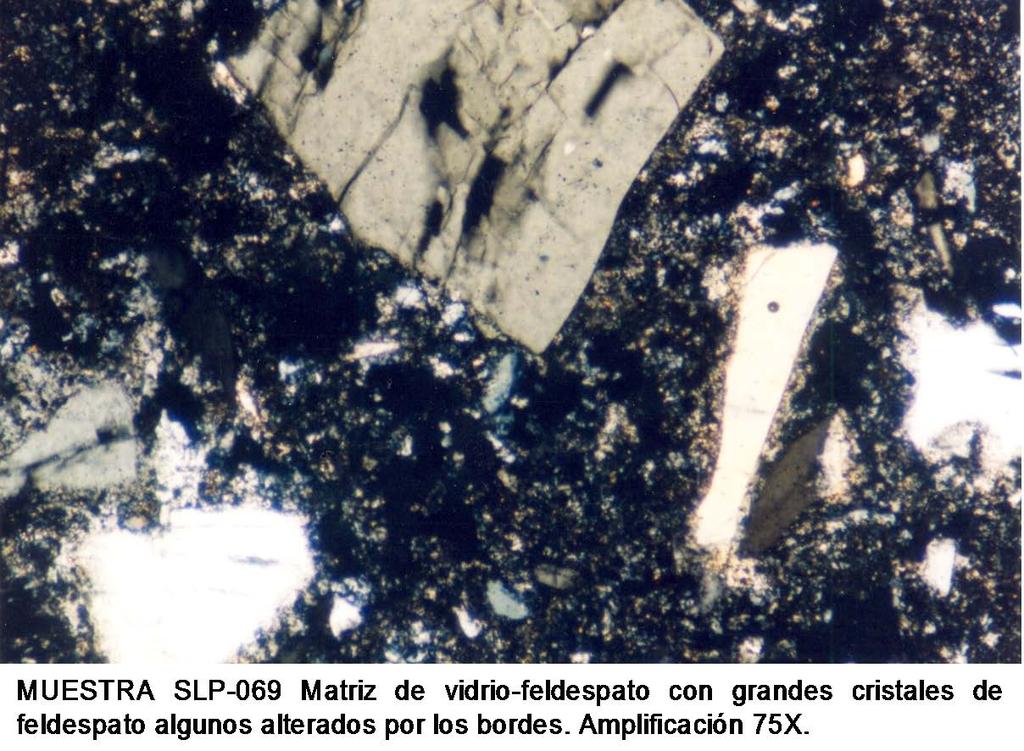 .Clave Minerales Principales Forma SLP 069 Feldespato 50 a 75% Anedral Vidrio-Cuarzo 5 a 25 % Líticos 5% Biotita alterada Minerales secundarios Min Arcillosos 5 a 5% Minerales opacos Matriz