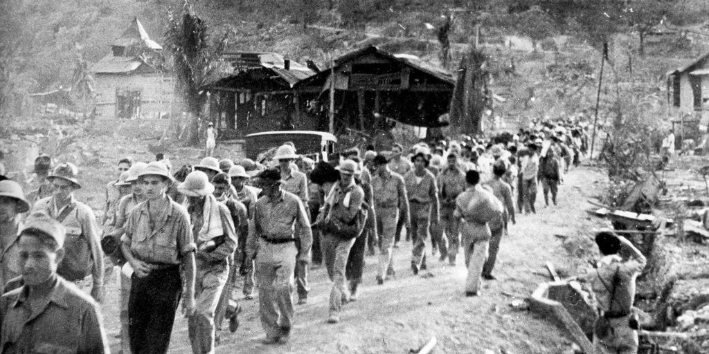 La marcha: Japoneses sorprendidos por la gran cantidad de soldados capturados (cerca de 75,000); los soldados capturados marchan