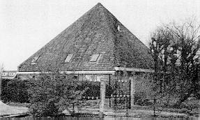 EL CAMPO Aquí ves una fotografía de una casa de campo con el techo en forma de pirámide. Debajo hay un modelo matemático del techo de la casa de campo con las medidas correspondientes.