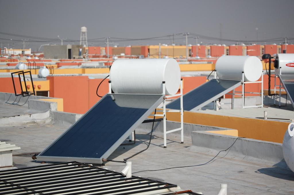 ;<& = Es un sistema que calienta el agua con la energía proveniente del sol, que ayuda a reducir el consumo de gas y tiene los siguientes componentes: Colector solar.