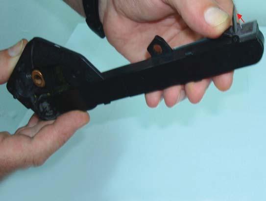 La cuchilla de limpieza se desmonta solamente para ser cambiada, la limpieza de la sección interna de la cuchilla se puede llevar a cabo retirando el sinfín y aspirando a través