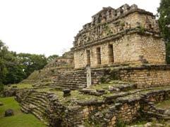Visitaremos la ciudad maya de Tikal, Patrimonio de la Humanidad y la joya del Mundo Maya clásico. Almuerzo campestre dentro del recinto arqueológico.