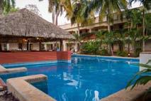 Baño privado, aire acondicionado, caja fuerte, secador de pelo y construidas alrededor de una piscina acentuada por las estatuas mayas.