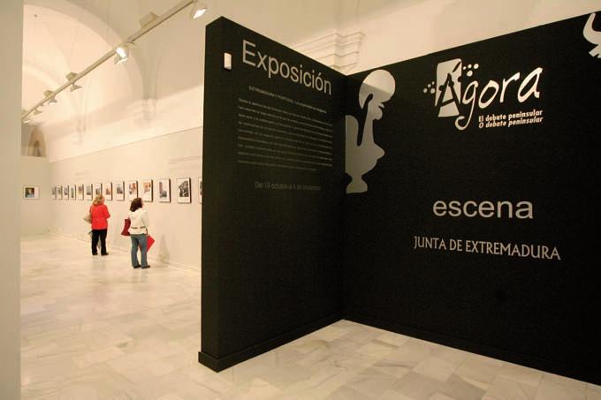 La exposición Alquimia del Ser, junto a las fotografías de Extremadura y Portugal. La cooperación en imágenes, completaron las actividades expositivas de Ágora Escena.